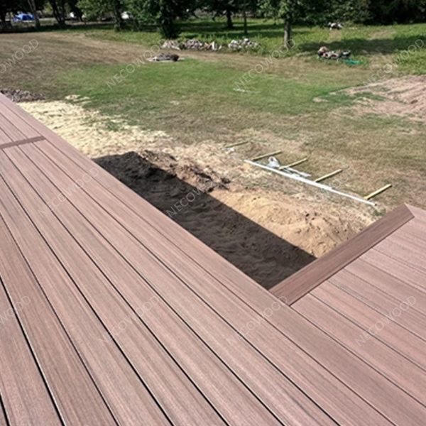 La famiglia Midwest trasforma il mazzo con pavimenti resistenti al clima, a bassa manutenzione | Necowood