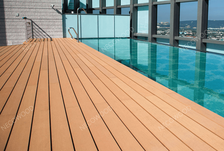 Decking per piscine in WPC e pannelli compositi per ville in Kuwait