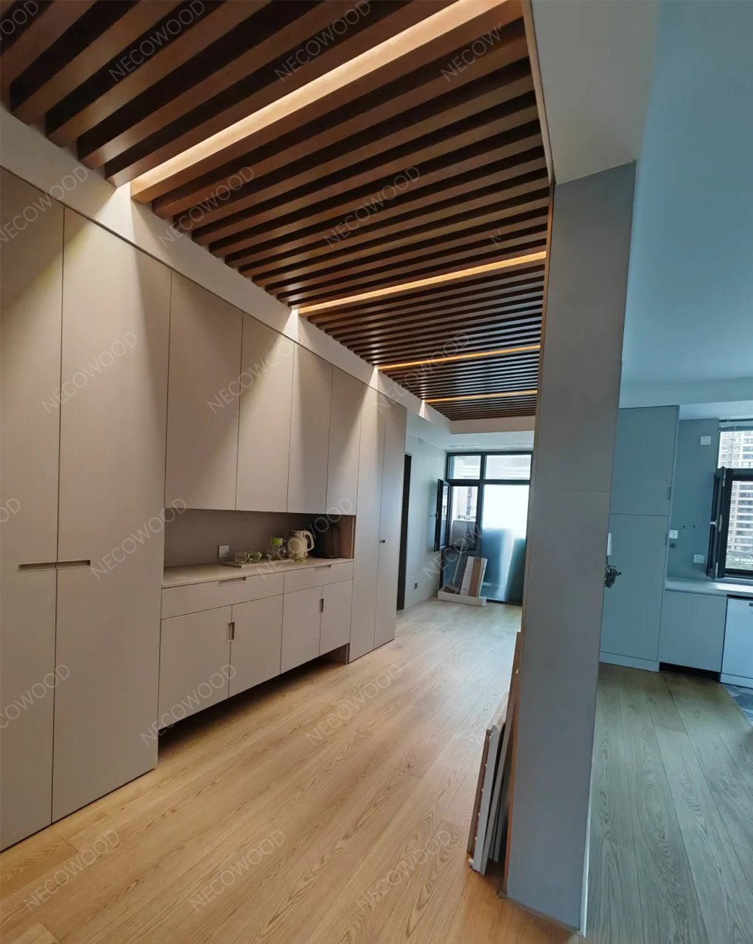 NECOWOOD completa il progetto del soffitto WPC nel mondo reale a Miami: 8 mesi, 85% di umidità, zero manutenzione