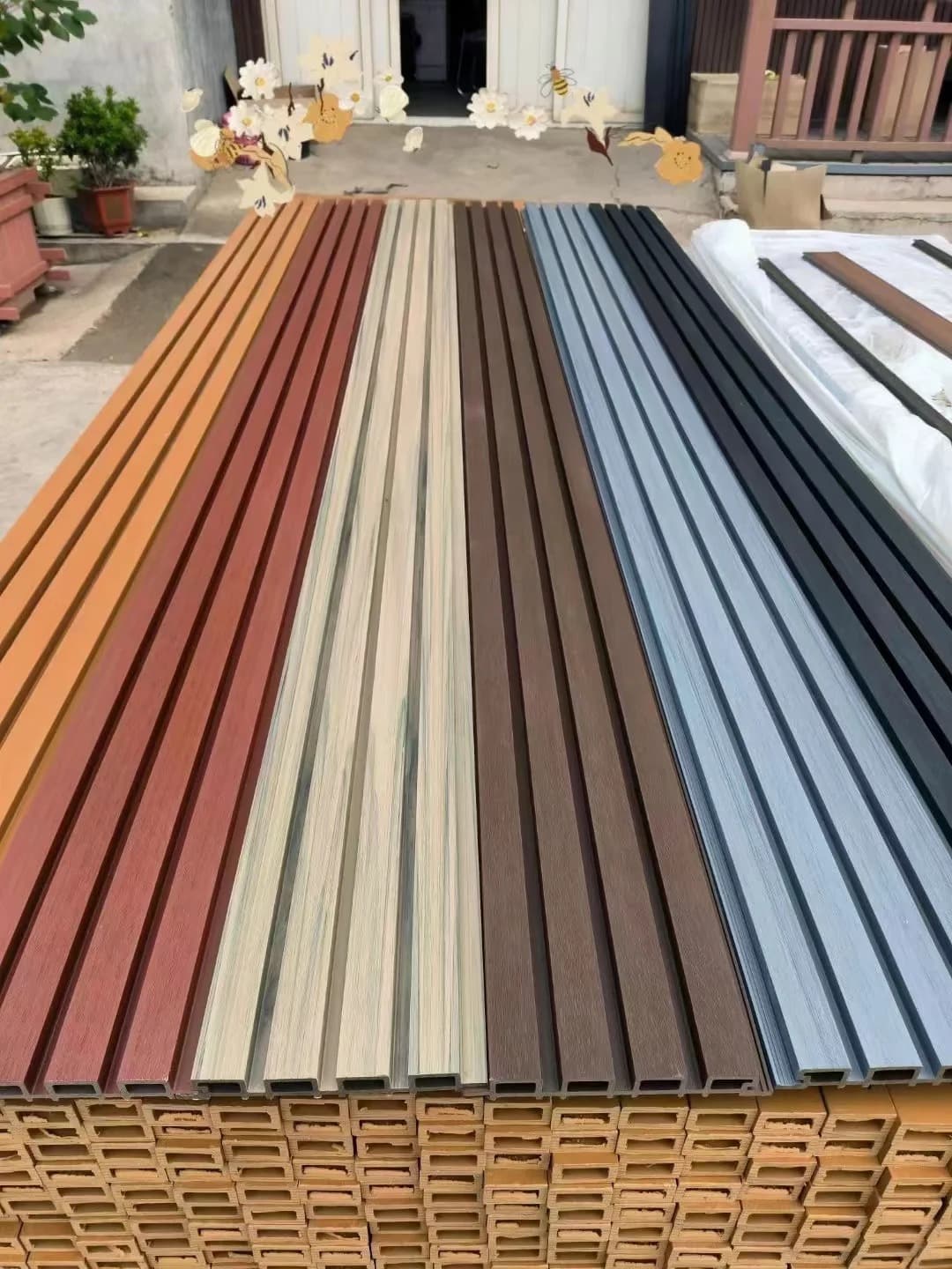 Spedizione di pannelli a parete in WPC: 3 rischi principali e come Necowood protegge il tuo container