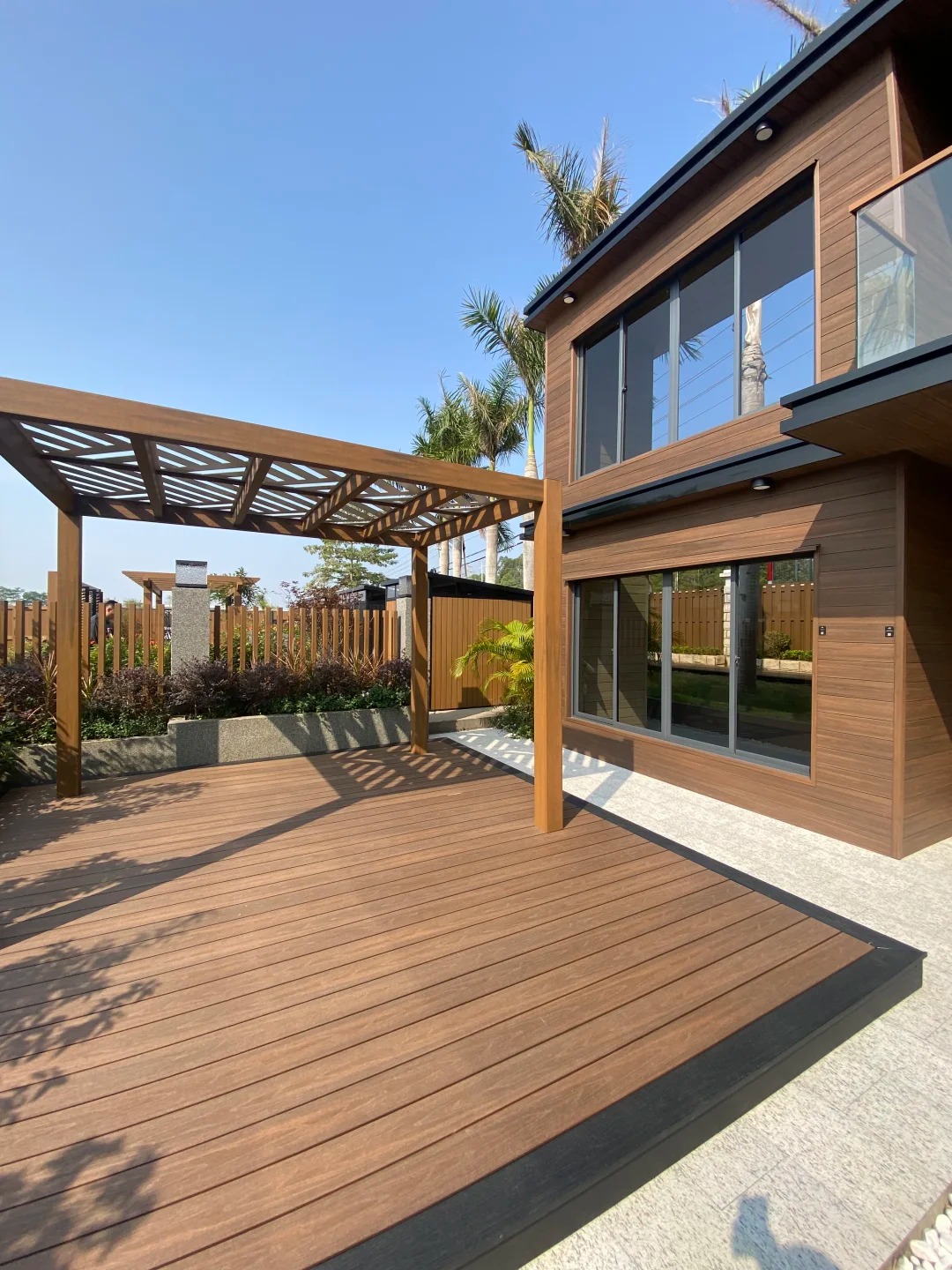 Cosa rende i pannelli NECOWOOD WPC perfetti per il rivestimento moderno delle pareti esterne?